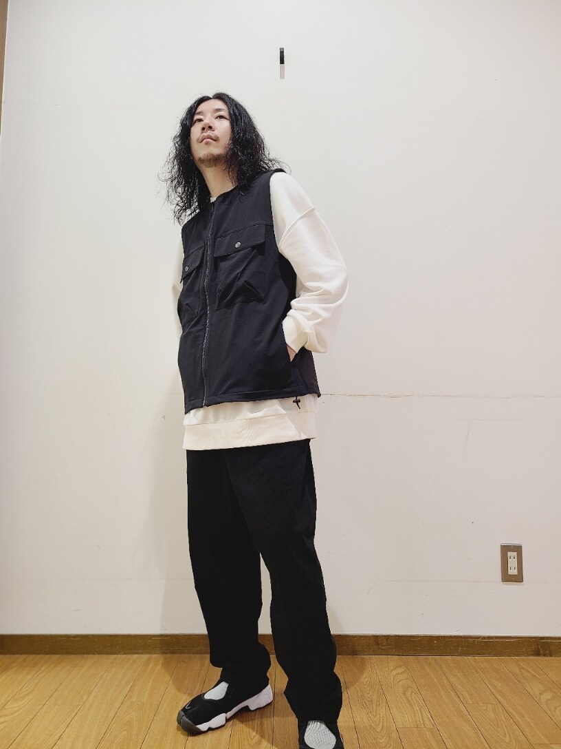 ホワイト系のスウェット、ブラック系のその他パンツを着用したメンズの秋コーディネートの5枚目の写真