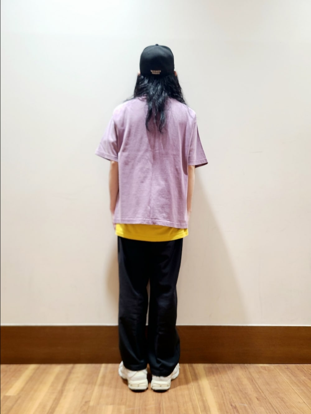 パープル系のTシャツ/カットソーを着用したメンズの夏コーディネートの3枚目の写真