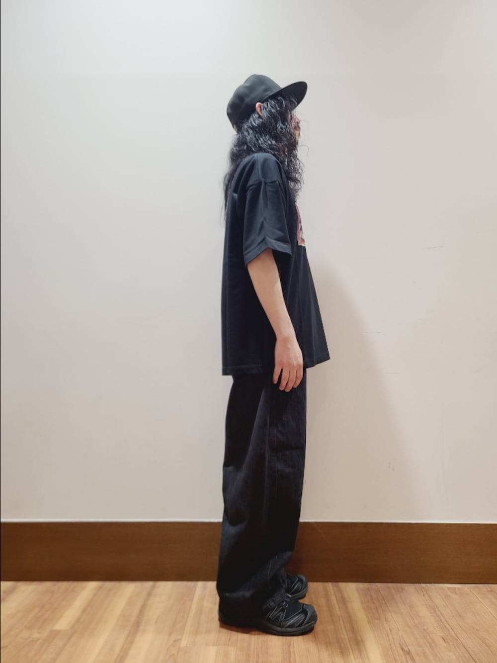 その他のTシャツ/カットソー、ブラック系のデニムパンツを着用したメンズの夏コーディネートの2枚目の写真
