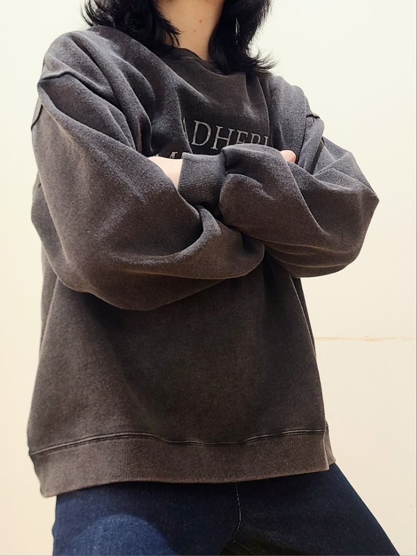 その他のスウェット、ブルー系のデニムパンツを着用したメンズの冬コーディネートの7枚目の写真