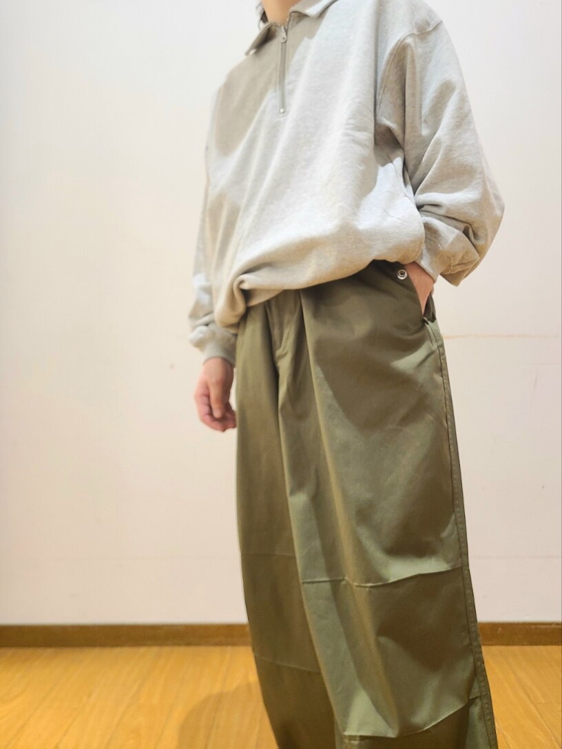 グレー系のスウェット、グリーン系のカーゴパンツ、グレー系のメガネを着用したメンズの春コーディネートの4枚目の写真