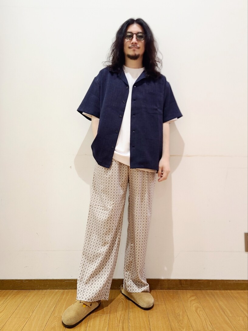 ブルー系のシャツ/ブラウス、ホワイト系のTシャツ/カットソー、ベージュ系のスラックスを着用したメンズの夏コーディネートの2枚目の写真