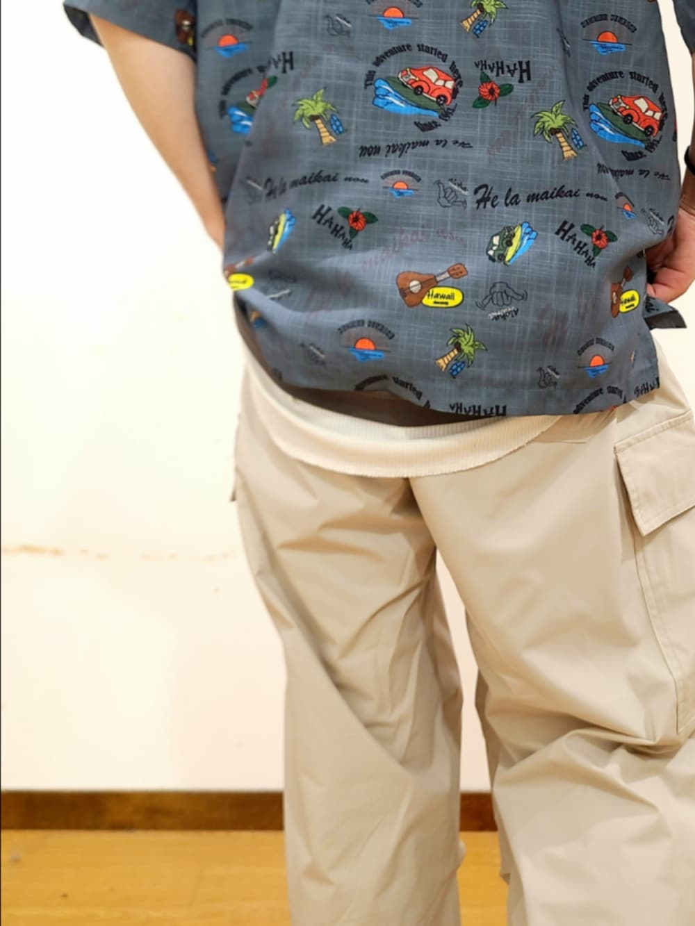 グレー系のシャツ/ブラウス、グレー系のTシャツ/カットソー、ホワイト系のその他パンツを着用したメンズの夏コーディネートの7枚目の写真