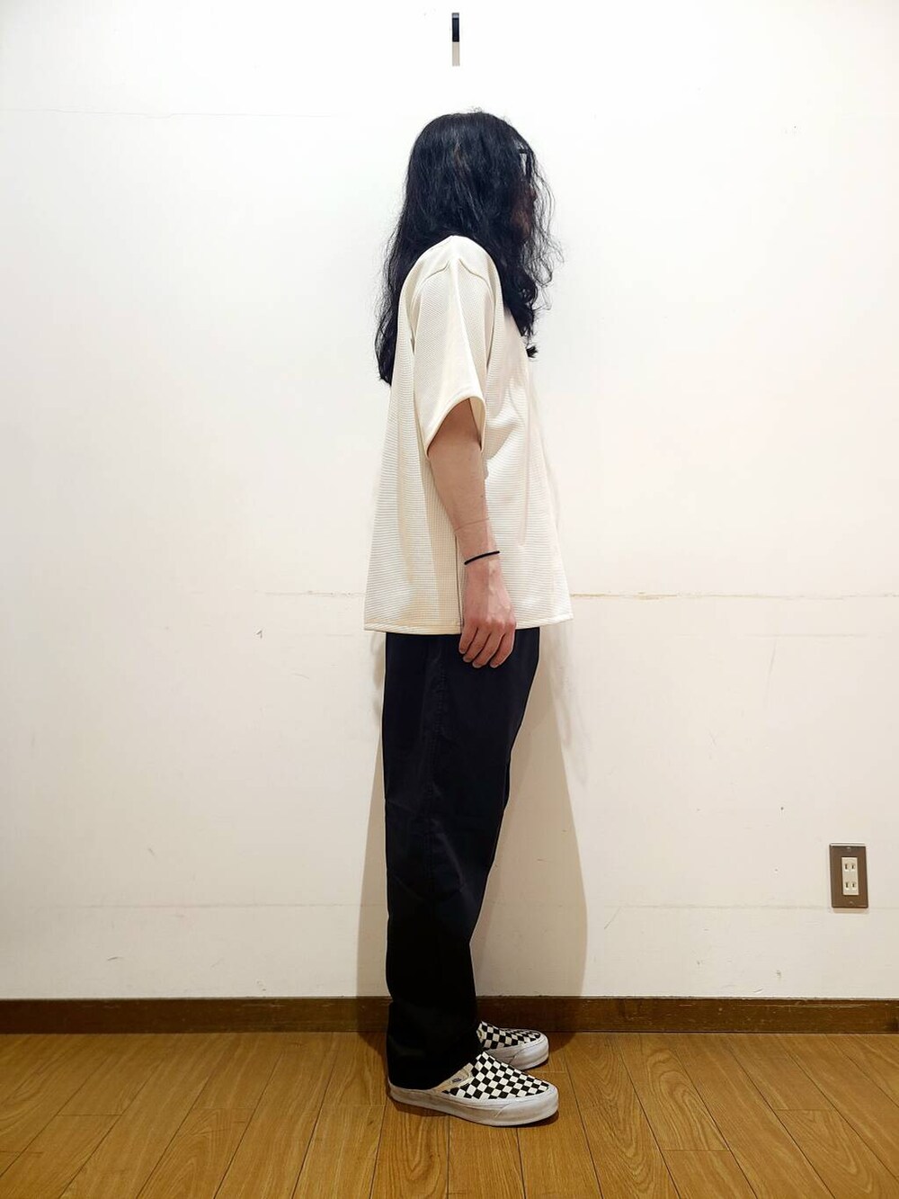 ブラック系のスニーカー、ホワイト系のTシャツ/カットソーを着用したメンズの春コーディネートの2枚目の写真