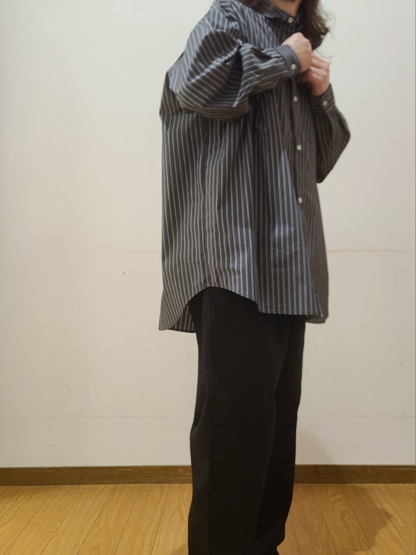 ブラック系のシャツ/ブラウス、ブラック系のその他パンツ、ブラック系のメガネを着用したメンズの春コーディネートの4枚目の写真