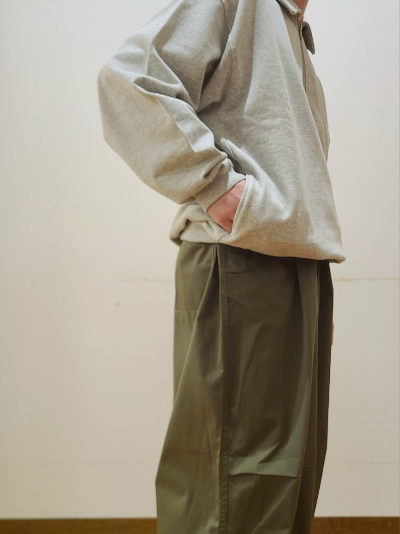 グレー系のスウェット、グリーン系のカーゴパンツ、グレー系のメガネを着用したメンズの春コーディネートの6枚目の写真