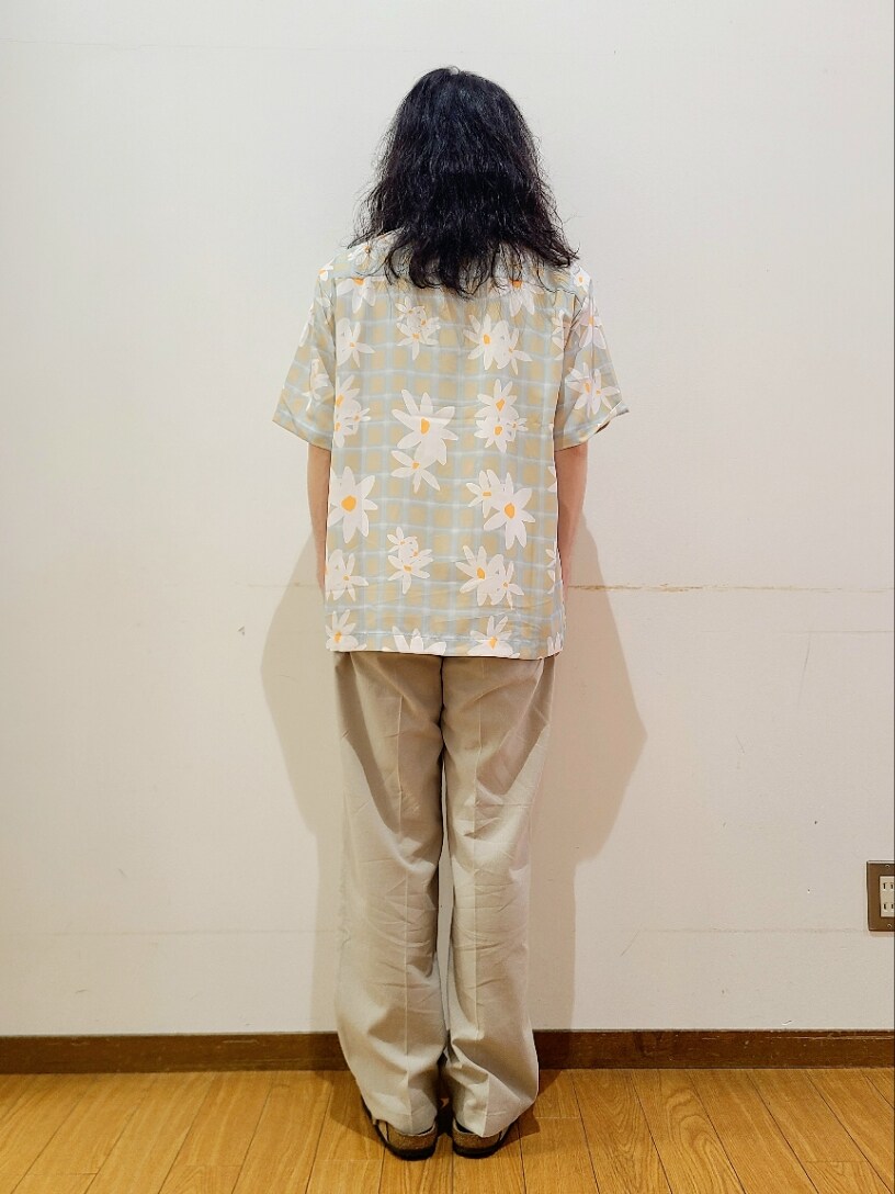 ホワイト系のTシャツ/カットソー、ベージュ系のシャツ/ブラウス、ベージュ系のその他パンツを着用したメンズの夏コーディネートの3枚目の写真