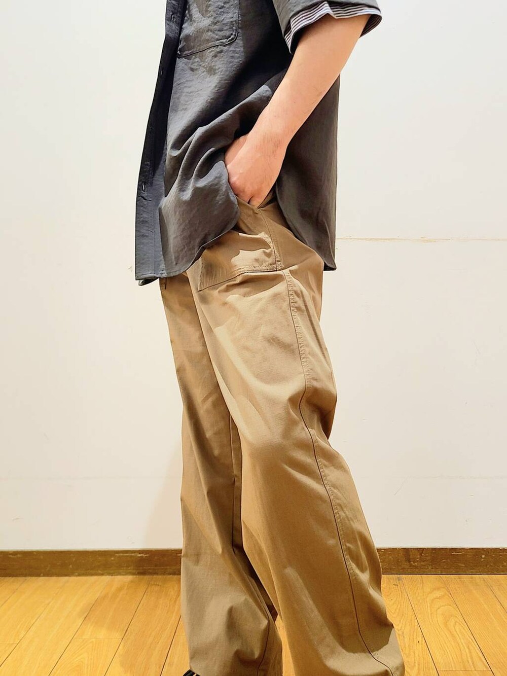 グリーン系のチノパンツ、その他のTシャツ/カットソー、グレー系のシャツ/ブラウスを着用したメンズの夏コーディネートの6枚目の写真