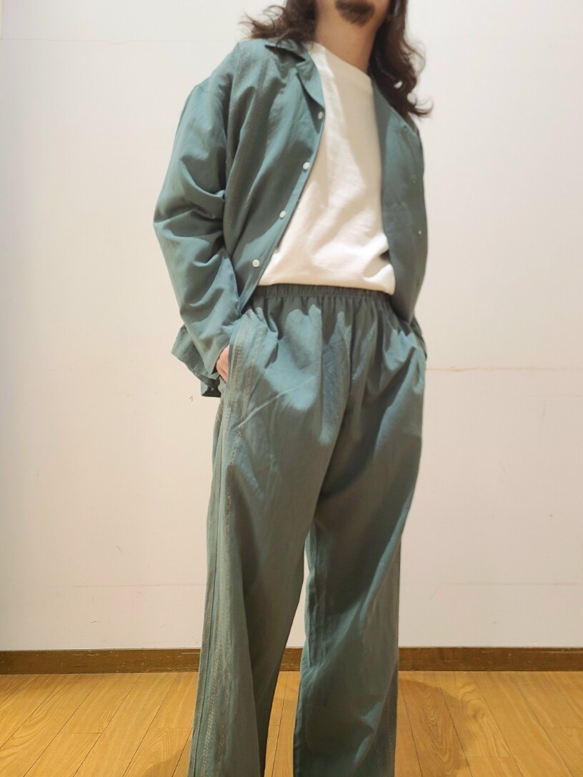 グリーン系のシャツ/ブラウス、グリーン系のその他パンツ、ホワイト系のTシャツ/カットソーを着用したメンズの春コーディネートの4枚目の写真
