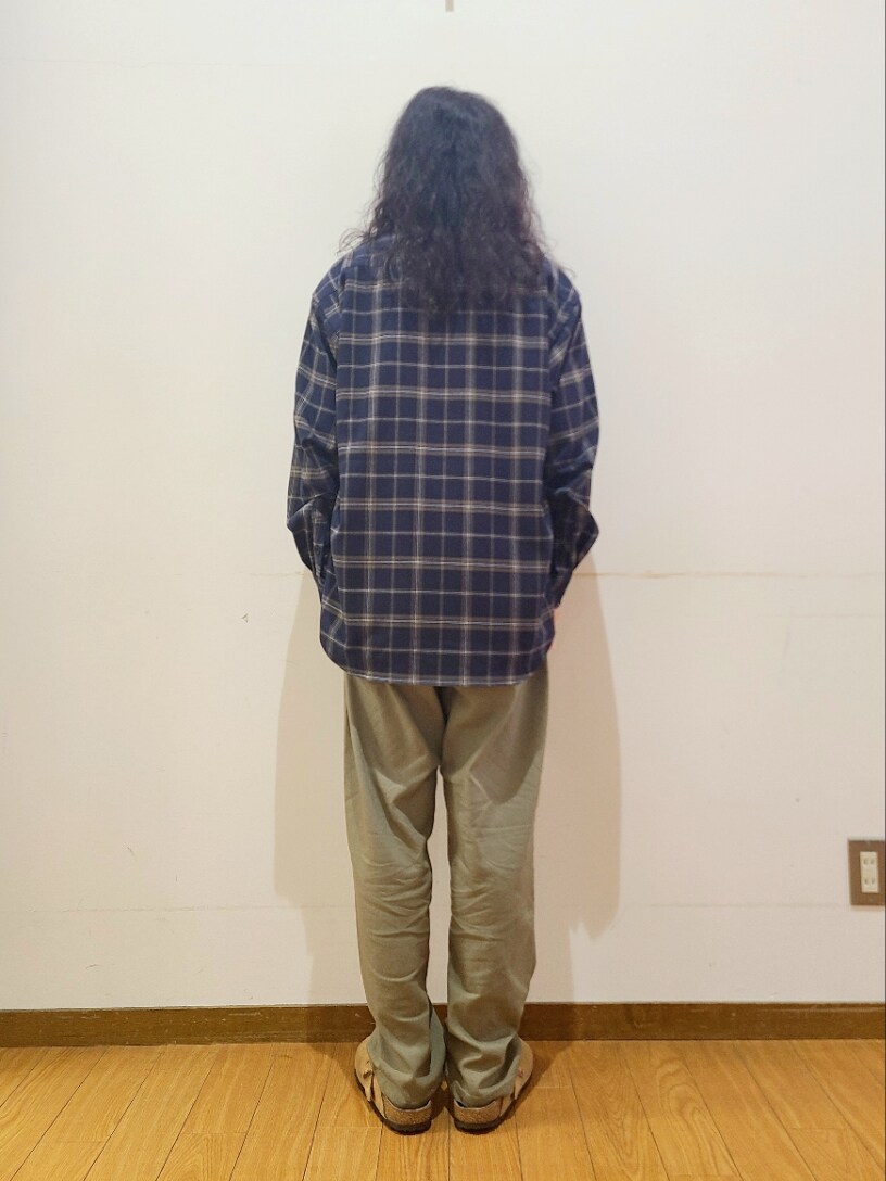 ピンク系のTシャツ/カットソー、グリーン系のその他パンツ、ベージュ系のサンダルを着用したメンズの夏コーディネートの3枚目の写真