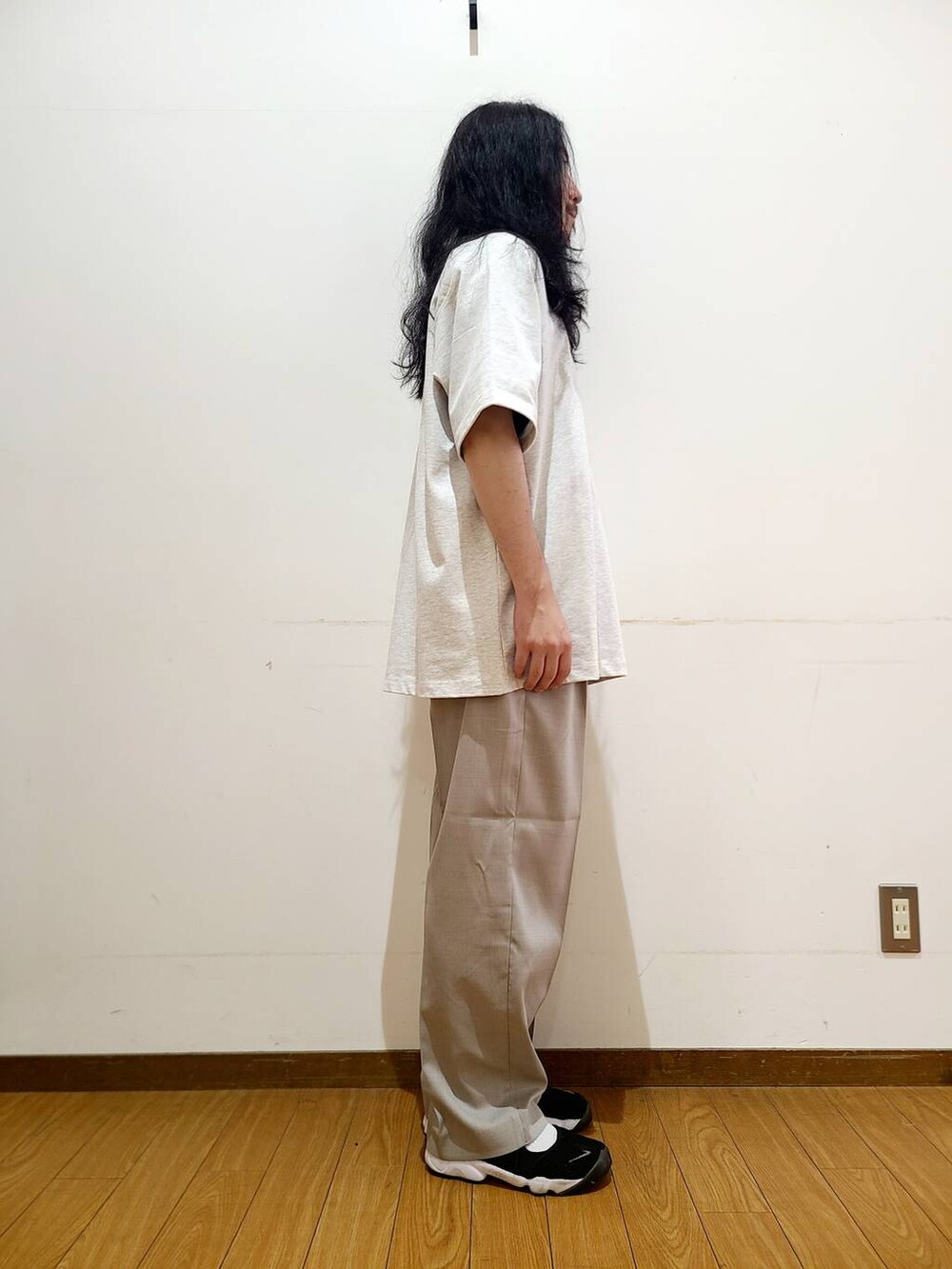 グレー系のTシャツ/カットソー、グレー系のその他パンツを着用したメンズの夏コーディネートの2枚目の写真