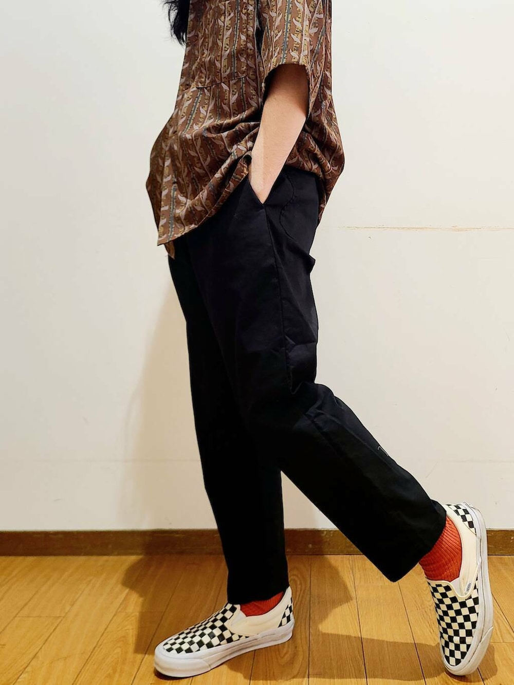 ブラック系のその他パンツ、ホワイト系のTシャツ/カットソー、ブラウン系のシャツ/ブラウスを着用したメンズの春コーディネートの8枚目の写真