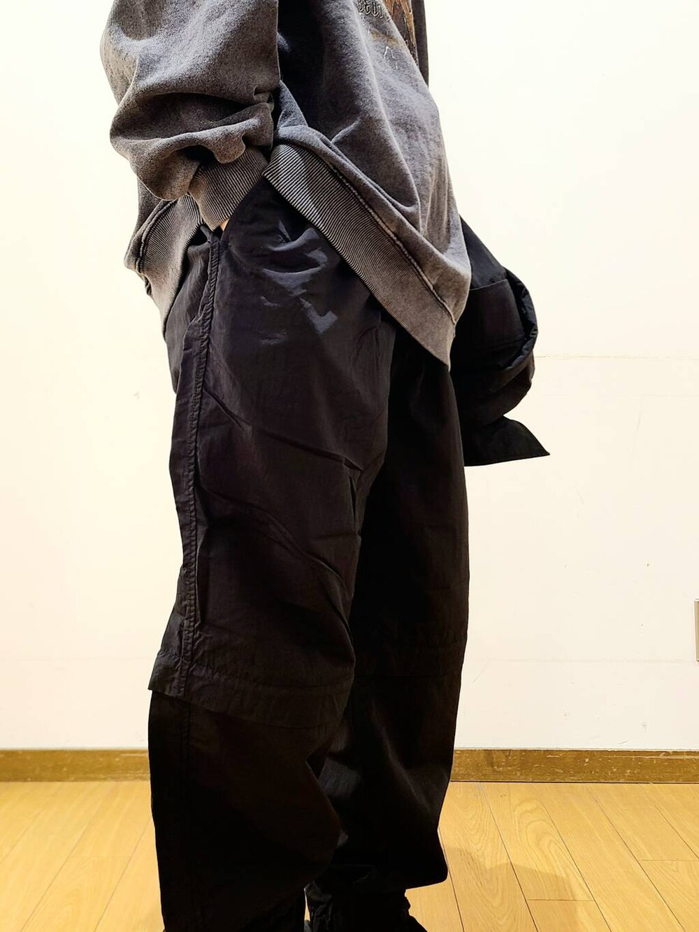 ブラック系のシャツ/ブラウス、ブラック系のその他パンツ、その他のスウェットを着用したメンズの冬コーディネートの6枚目の写真