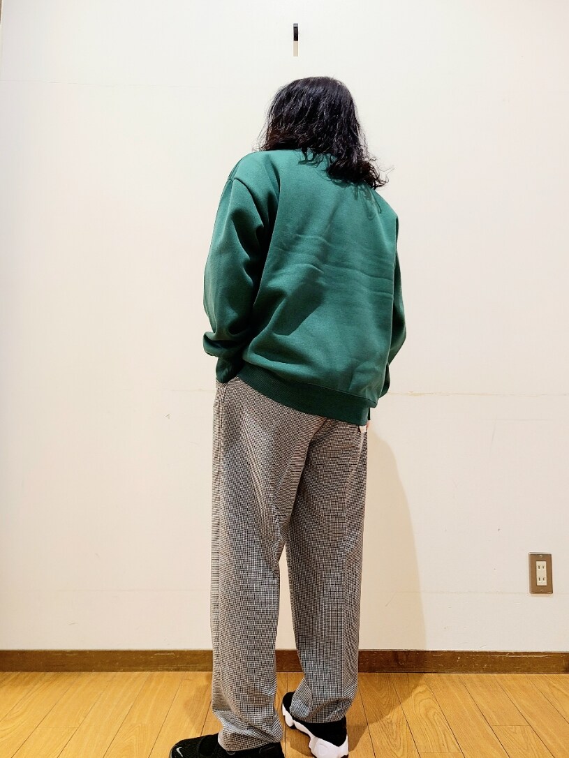 グリーン系のスウェット、その他のその他パンツを着用したメンズの秋コーディネートの8枚目の写真