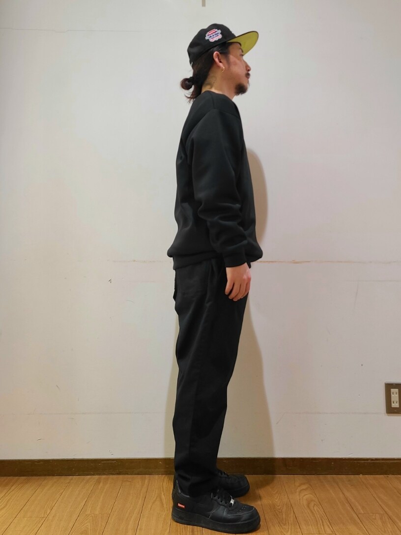 ブラック系のスウェット、ブラック系のその他パンツを着用したメンズの冬コーディネートの2枚目の写真