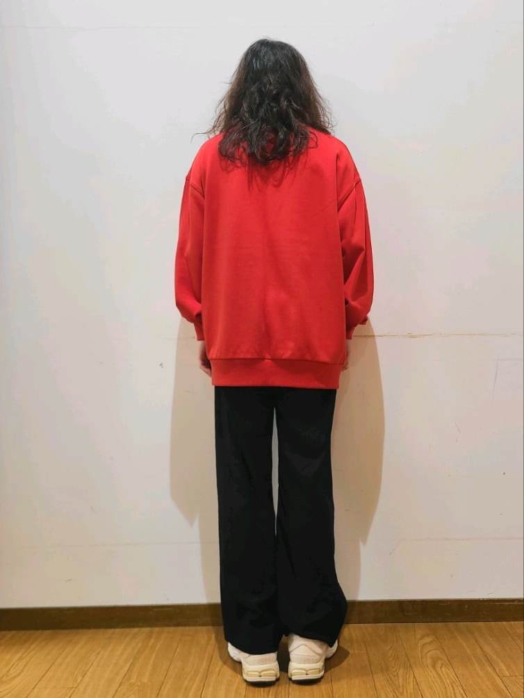 レッド系のスウェット、ブラック系のその他パンツを着用したメンズの春コーディネートの3枚目の写真