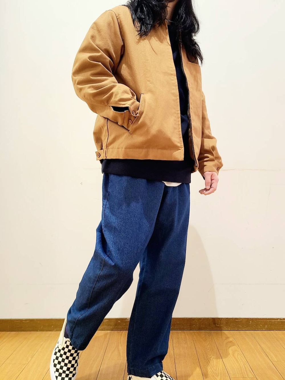 イエロー系のその他アウター、ブラック系のスニーカー、ブルー系のその他パンツを着用したメンズの冬コーディネートの5枚目の写真