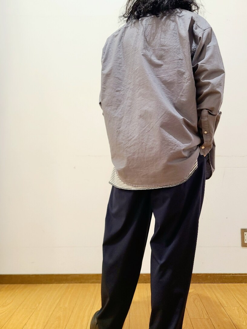 ホワイト系のTシャツ/カットソー、グレー系のシャツ/ブラウス、ブルー系のその他パンツを着用したメンズの秋コーディネートの7枚目の写真