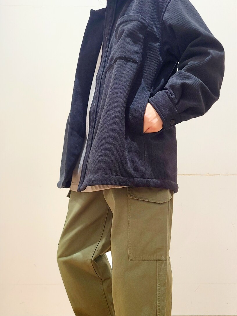 ブラウン系のその他アウター、ブラック系のその他アウター、グリーン系のその他パンツを着用したメンズの冬コーディネートの6枚目の写真