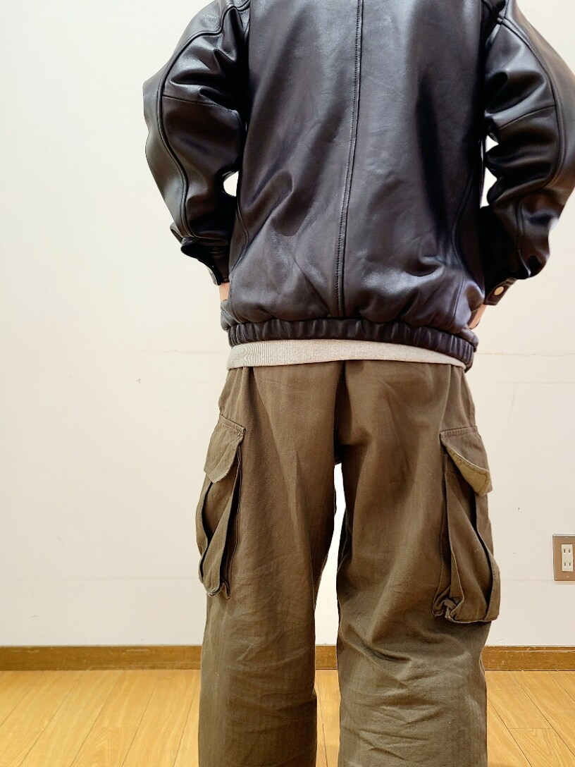 「低身長、低身長コーデ、低身長男子、ファッションを楽しもう、ITEMS URBANRESEARCH、アイテムズアーバンリサーチ、レザー、ブルゾン、カーゴパンツ、ロゴパーカー、チャンピオン パーカー、Champion、ローファー、キャップ」｜「ITEMS URBANRESEARCHのラムレザー ZIP UP ジャケット（ライダースジャケット、ブラック系）」を使った、アライタカノリさん（メンズ・164cm）の秋コーディネートの9枚目の写真