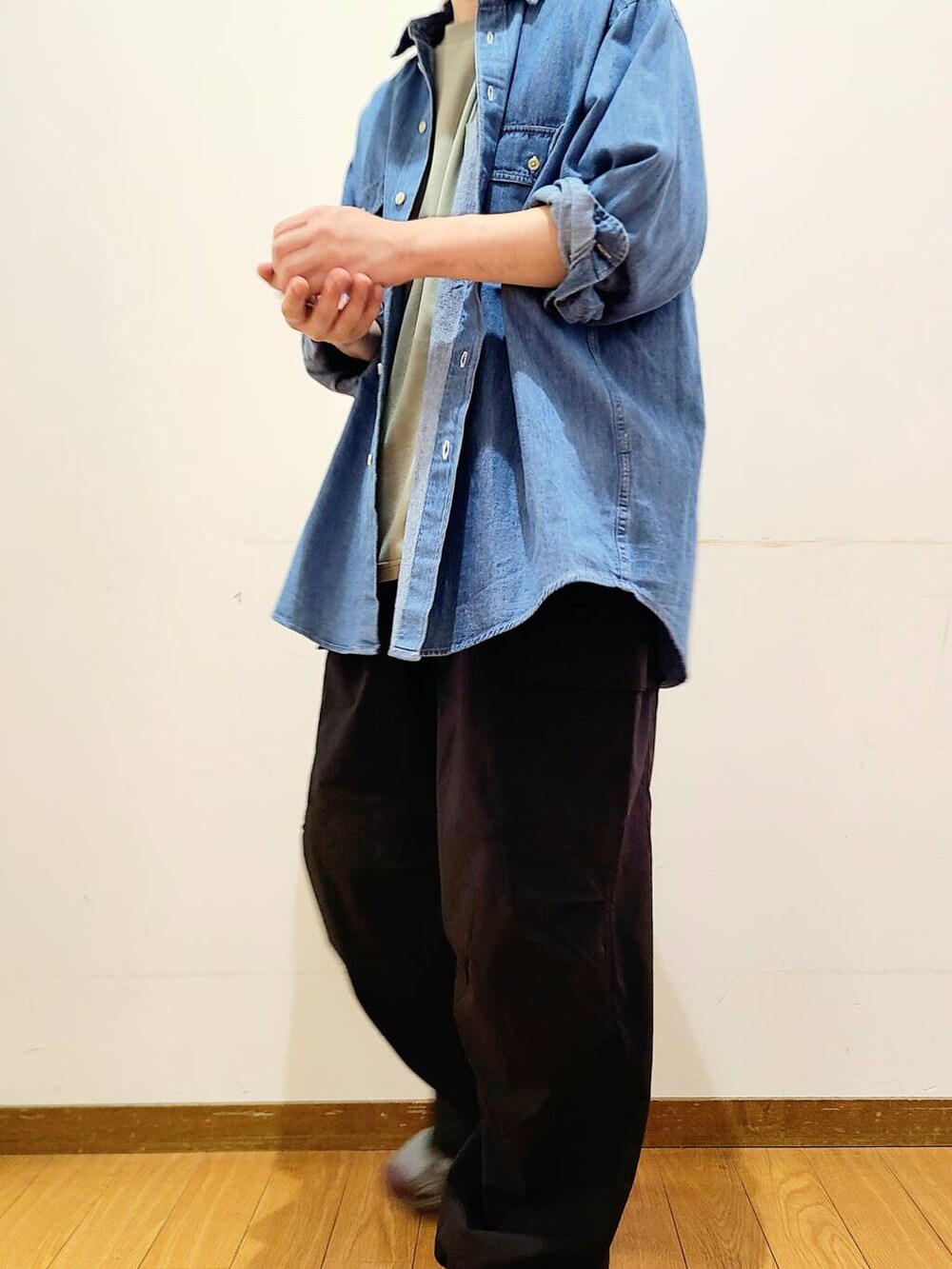 ブラック系のその他パンツ、グリーン系のTシャツ/カットソー、ブルー系のシャツ/ブラウスを着用したメンズの秋コーディネートの4枚目の写真