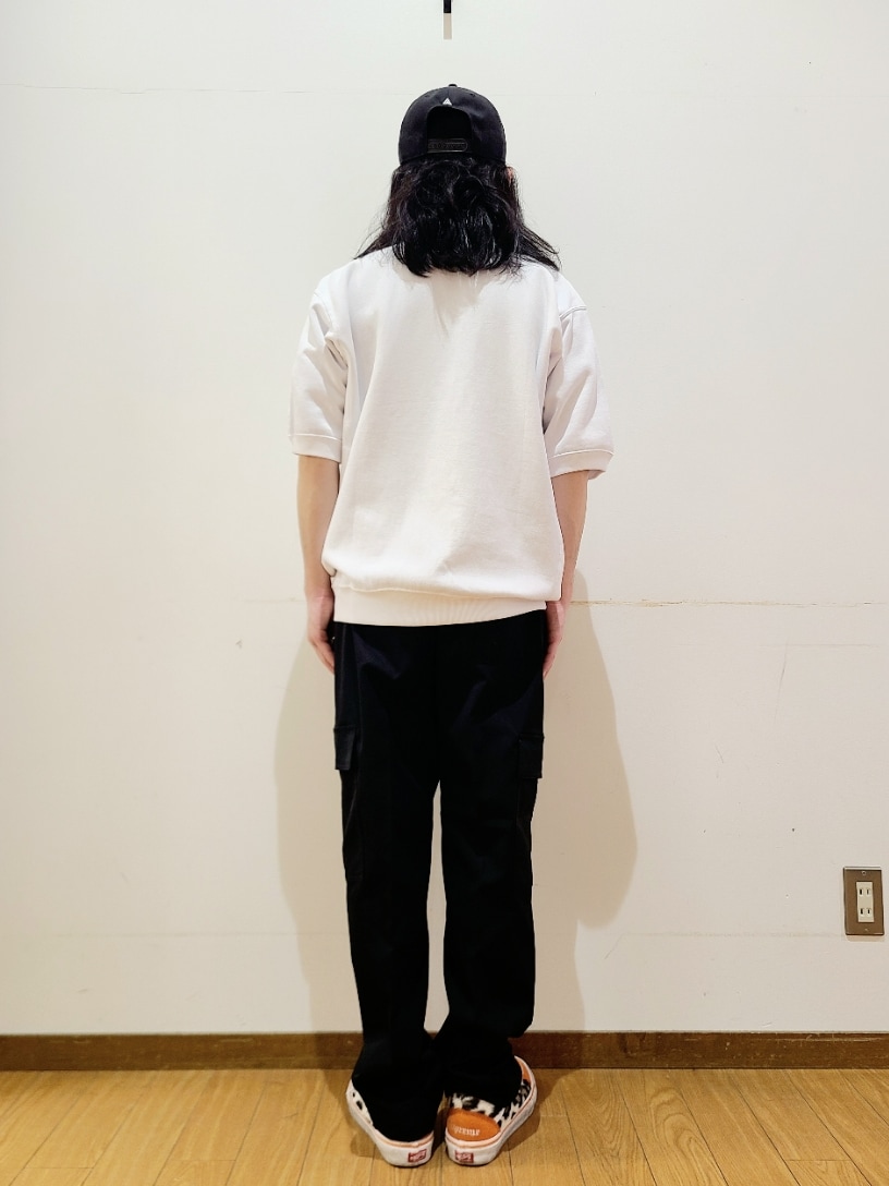 ホワイト系のTシャツ/カットソー、ブラック系のその他パンツを着用したメンズの春コーディネートの3枚目の写真