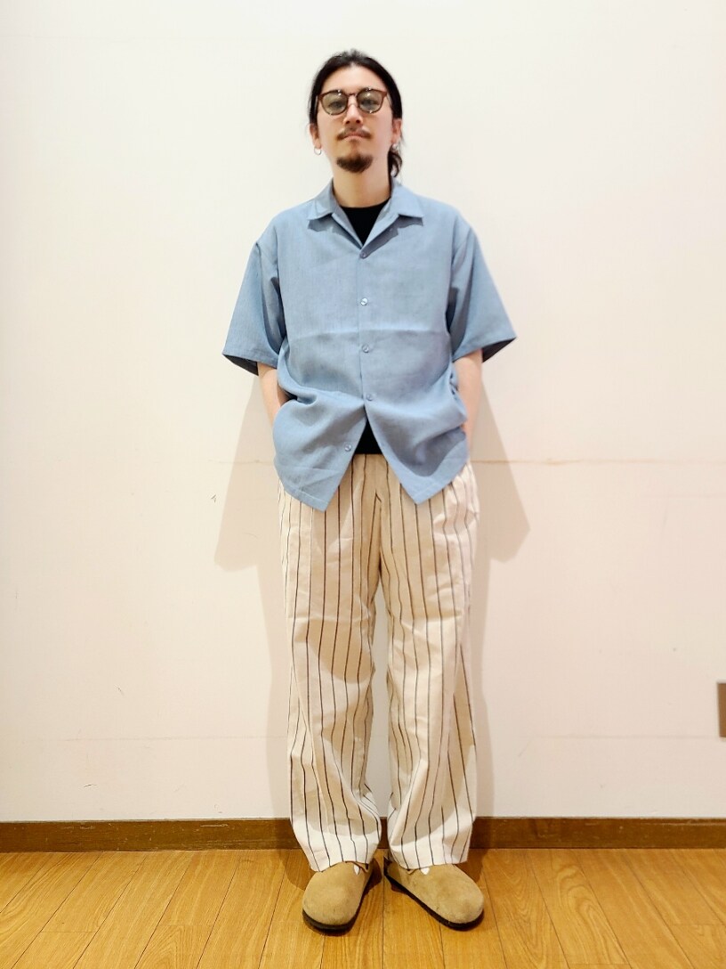 ブルー系のシャツ/ブラウス、ブラック系のTシャツ/カットソー、ホワイト系のその他パンツを着用したメンズの夏コーディネートの7枚目の写真