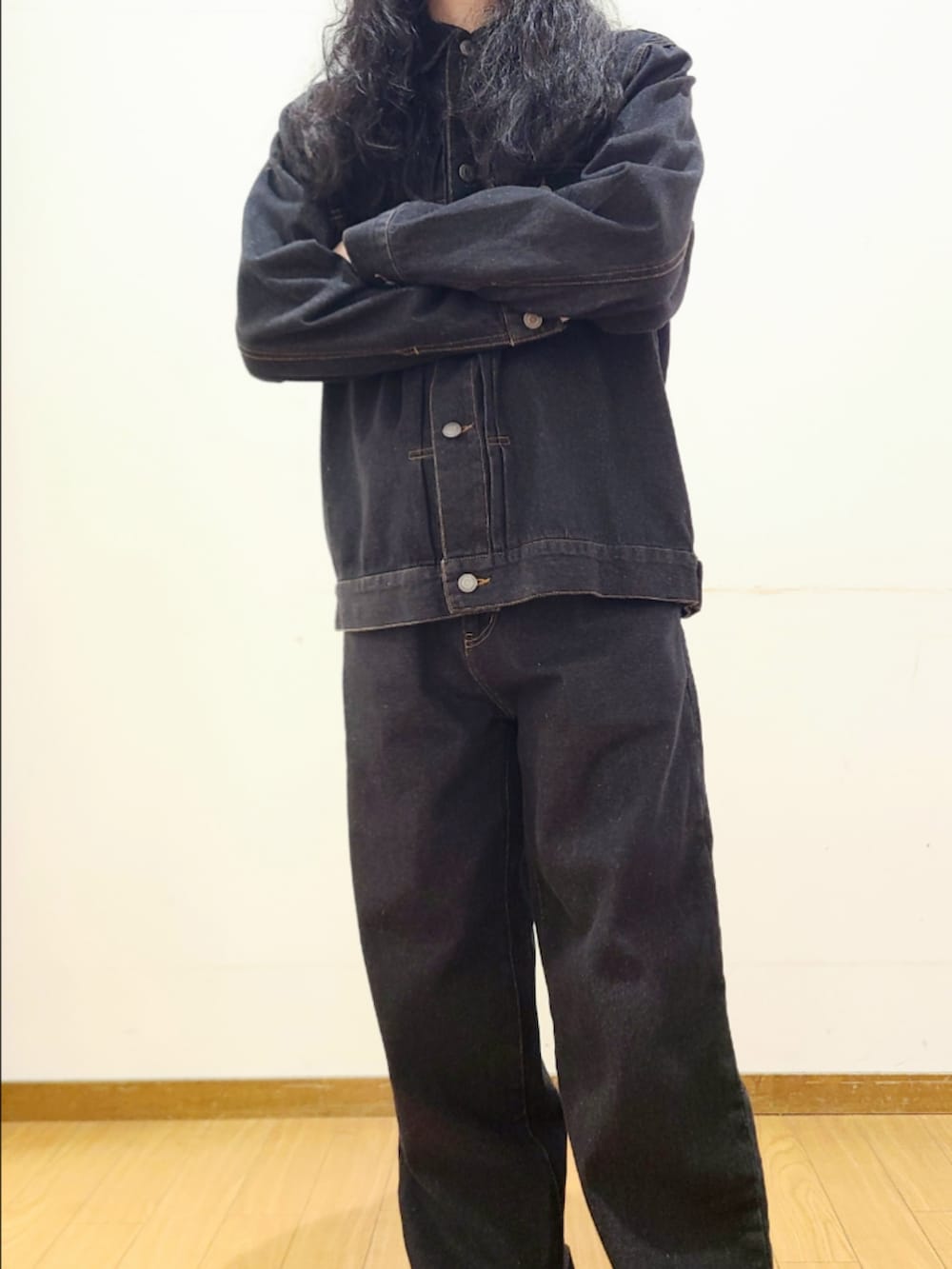 ブラック系のデニムパンツ、ブラック系のデニムジャケットを着用したメンズの冬コーディネートの7枚目の写真