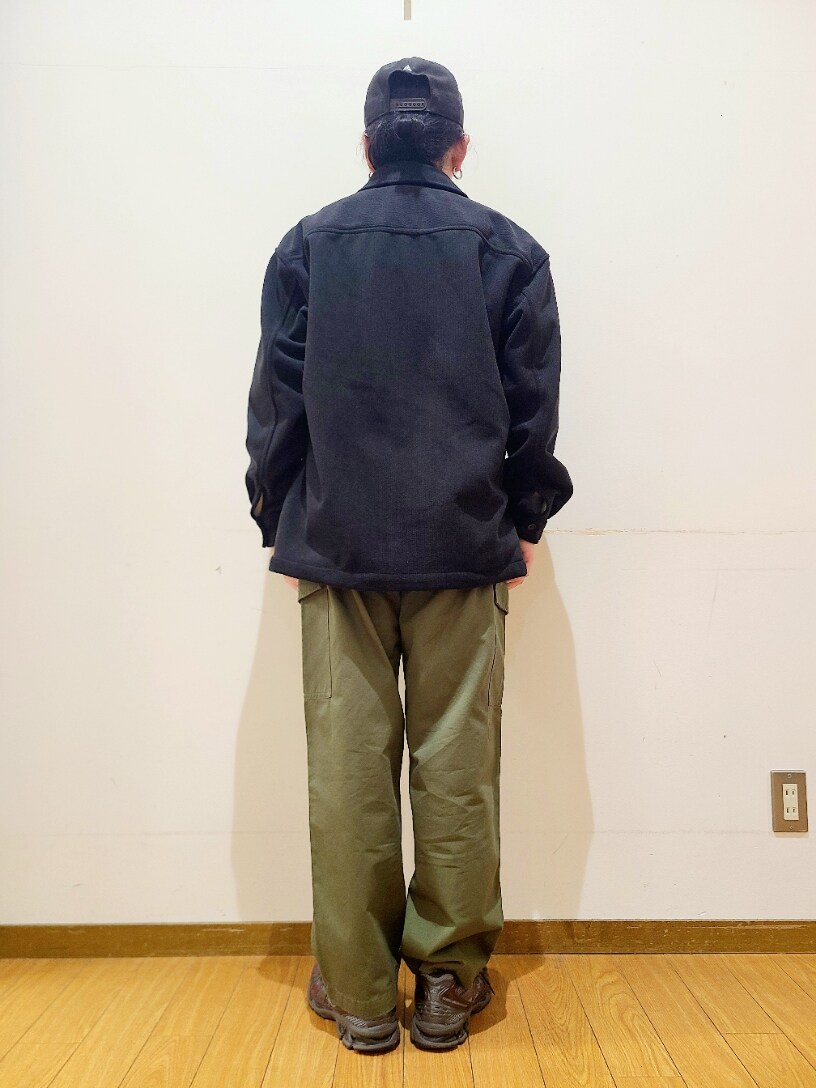 ブラウン系のその他アウター、ブラック系のその他アウター、グリーン系のその他パンツを着用したメンズの冬コーディネートの3枚目の写真