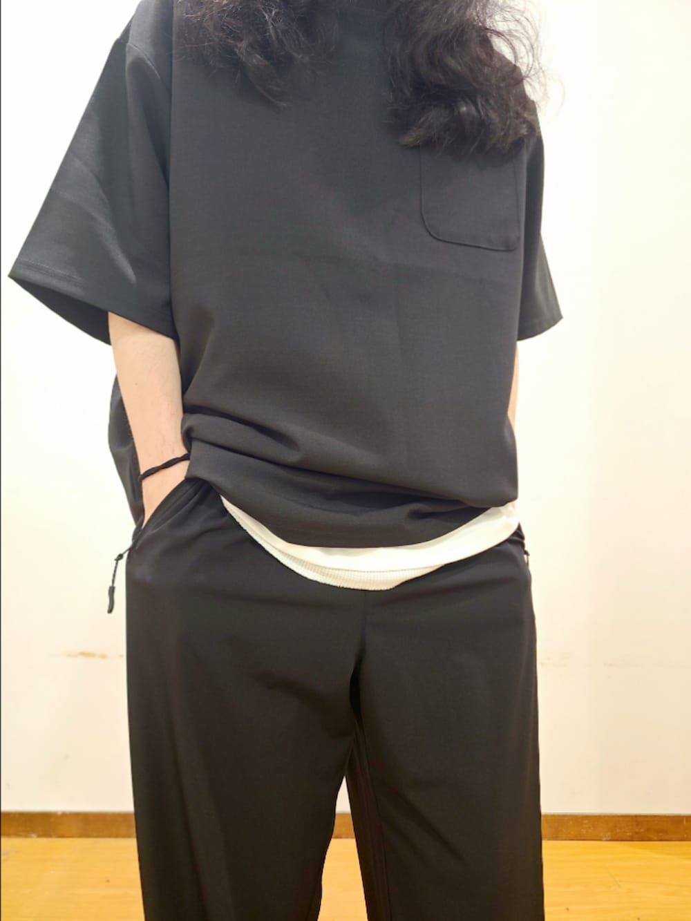 ブラック系のTシャツ/カットソー、ホワイト系のTシャツ/カットソー、ブラック系のその他パンツを着用したメンズの夏コーディネートの7枚目の写真