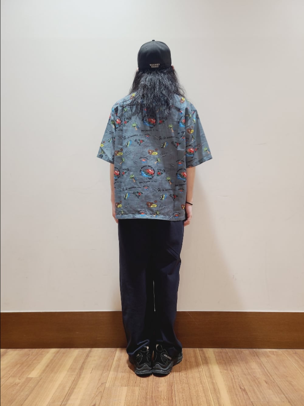 グレー系のシャツ/ブラウス、ブルー系のその他パンツを着用したメンズの夏コーディネートの3枚目の写真
