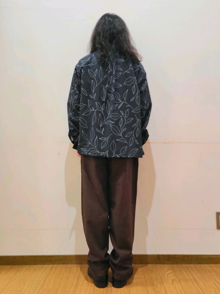 ブルー系のシャツ/ブラウス、ブラウン系のその他パンツ、グレー系のTシャツ/カットソーを着用したメンズの春コーディネートの3枚目の写真