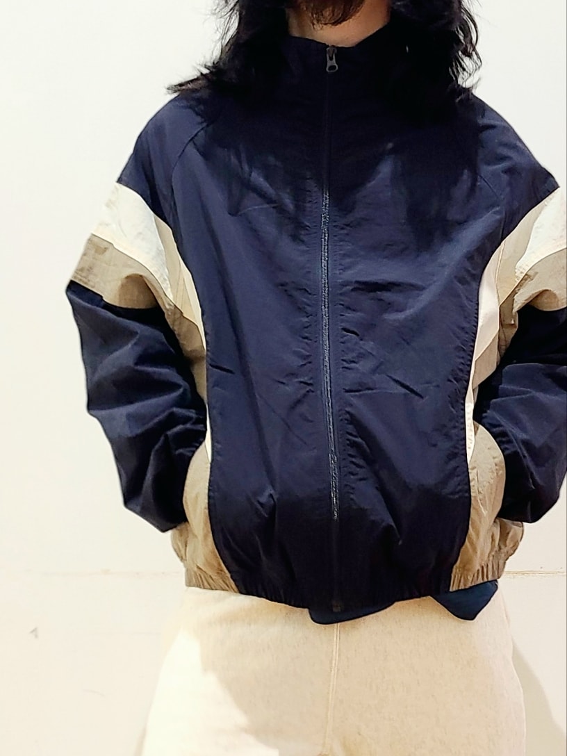 ブルー系のブルゾン、ブルー系のTシャツ/カットソー、ベージュ系のその他パンツを着用したメンズの春コーディネートの5枚目の写真