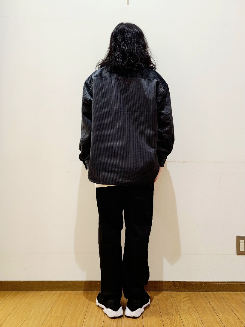 ホワイト系のスウェット、ブラック系のその他パンツ、グリーン系のシャツ/ブラウスを着用したメンズの秋コーディネートの4枚目の写真