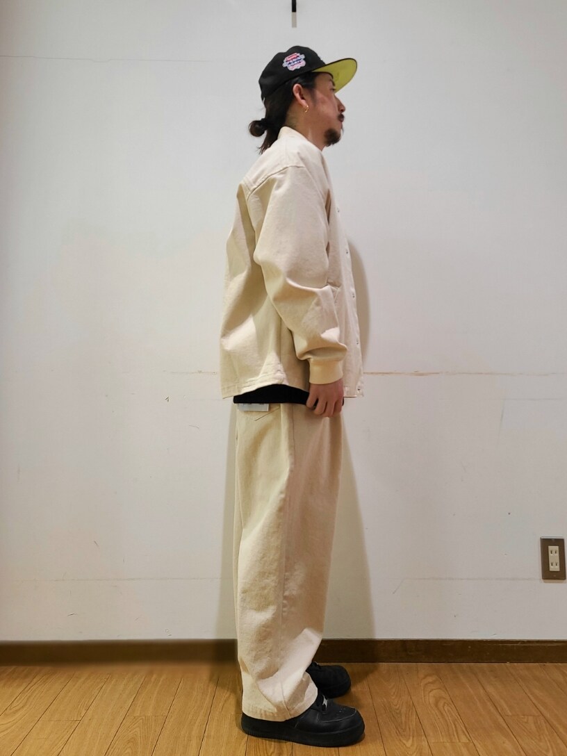 ブラック系のスウェット、ホワイト系のデニムパンツを着用したメンズの冬コーディネートの2枚目の写真