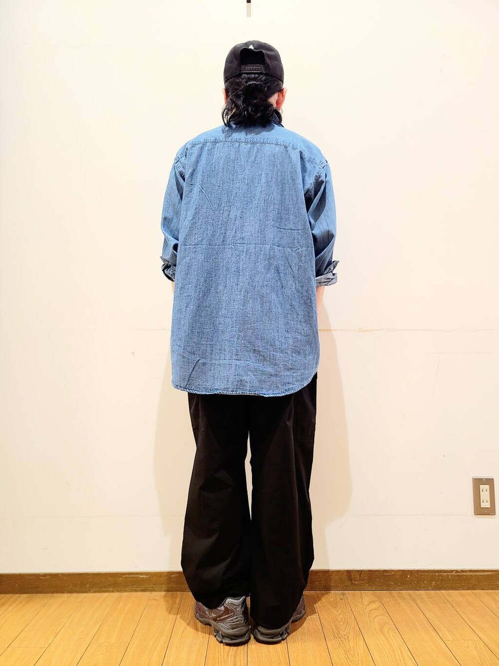 ブラック系のその他パンツ、グリーン系のTシャツ/カットソー、ブルー系のシャツ/ブラウスを着用したメンズの秋コーディネートの3枚目の写真