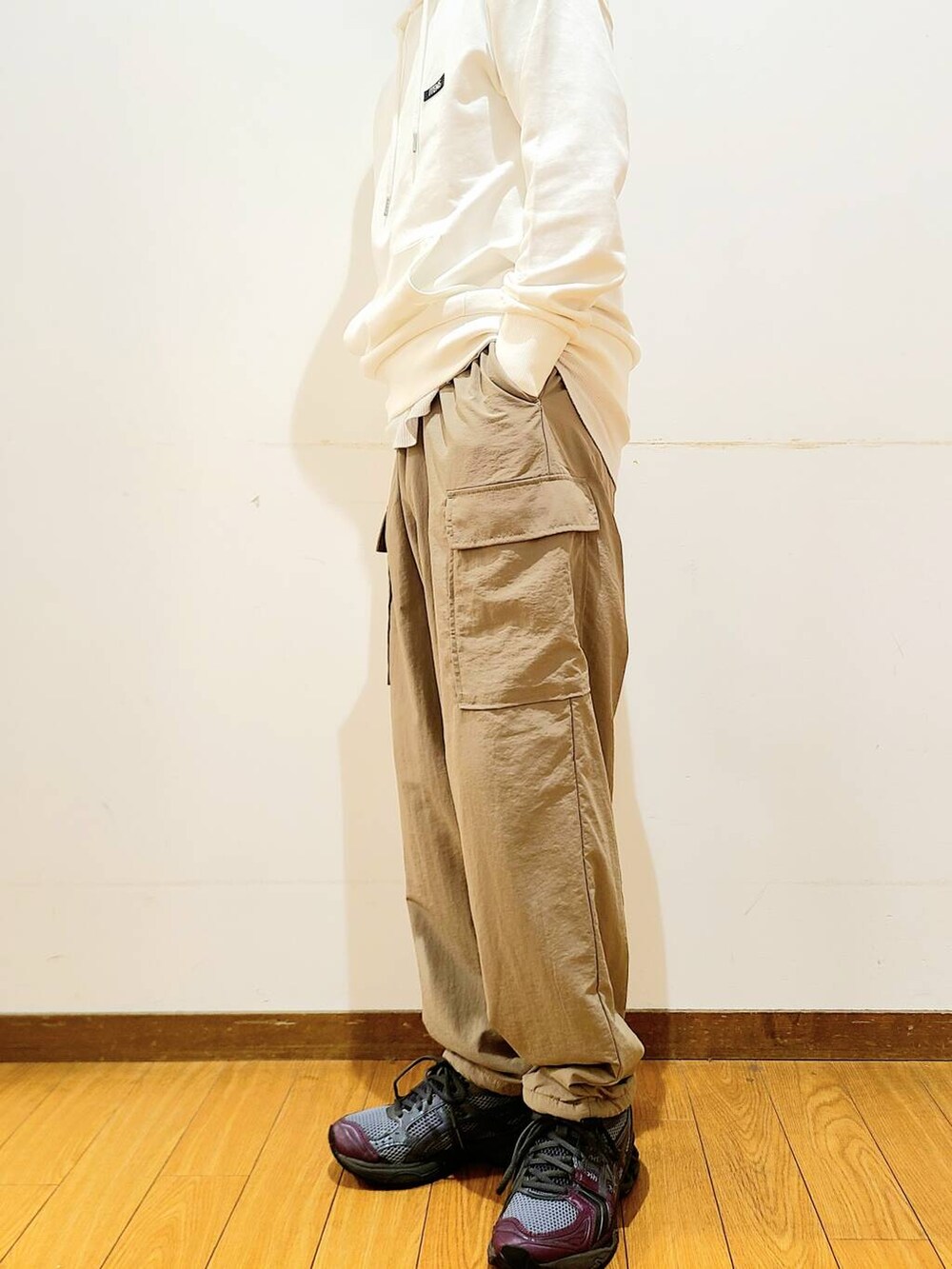 ベージュ系のその他パンツ、ホワイト系のパーカーを着用したメンズの秋コーディネートの7枚目の写真
