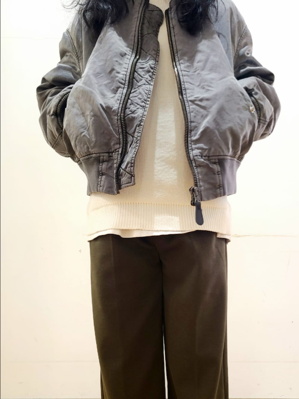 グリーン系のその他パンツ、ホワイト系のニット/セーター、グレー系のMA-1を着用したメンズの冬コーディネートの6枚目の写真
