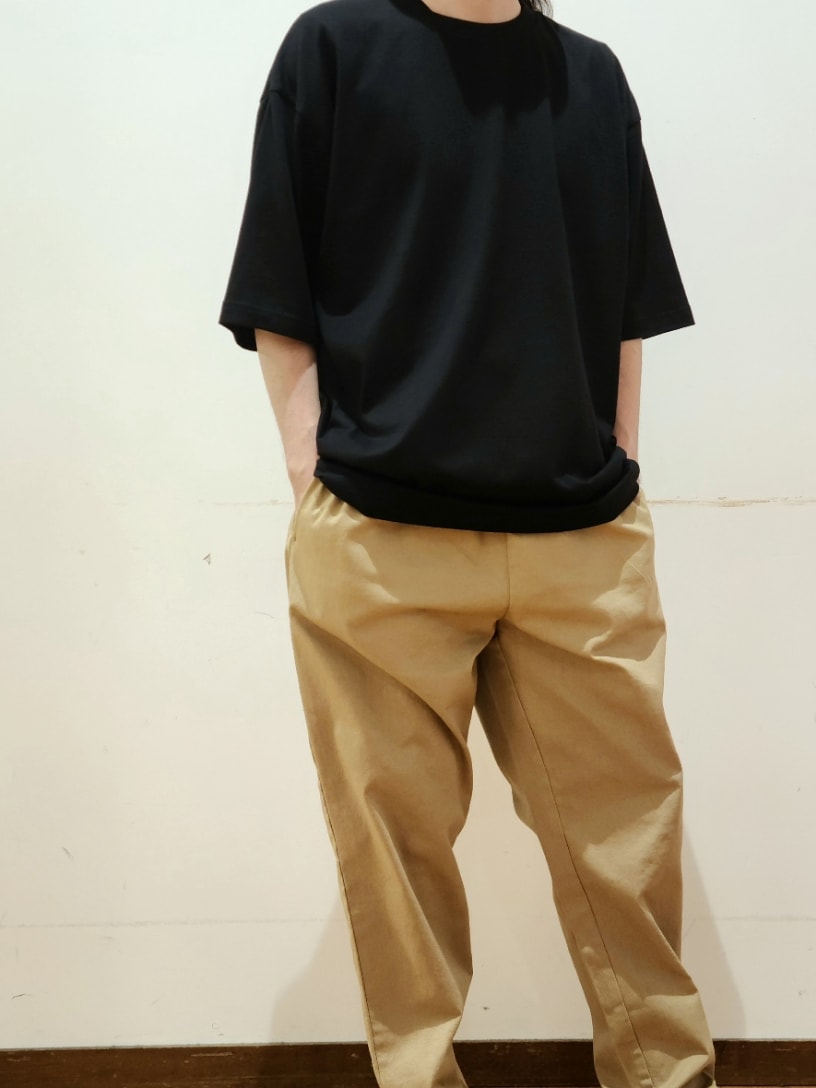 ブラック系のTシャツ/カットソー、ベージュ系のその他パンツ、ブラック系のキャップを着用したメンズの春コーディネートの5枚目の写真
