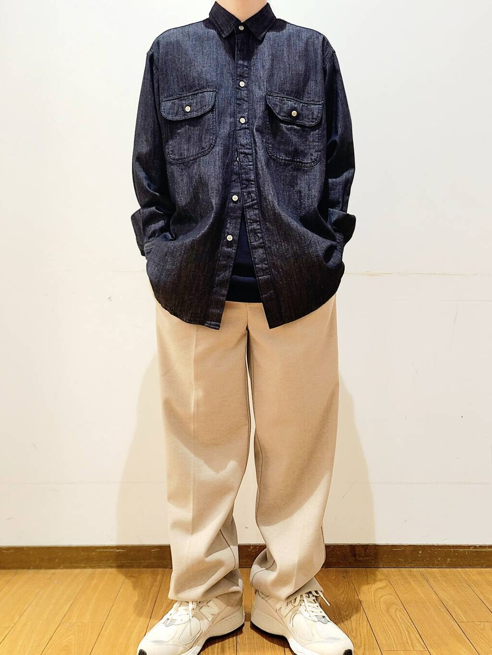 ベージュ系のその他パンツ、ブラック系のシャツ/ブラウス、ベージュ系のキャップを着用したメンズの秋コーディネートの5枚目の写真