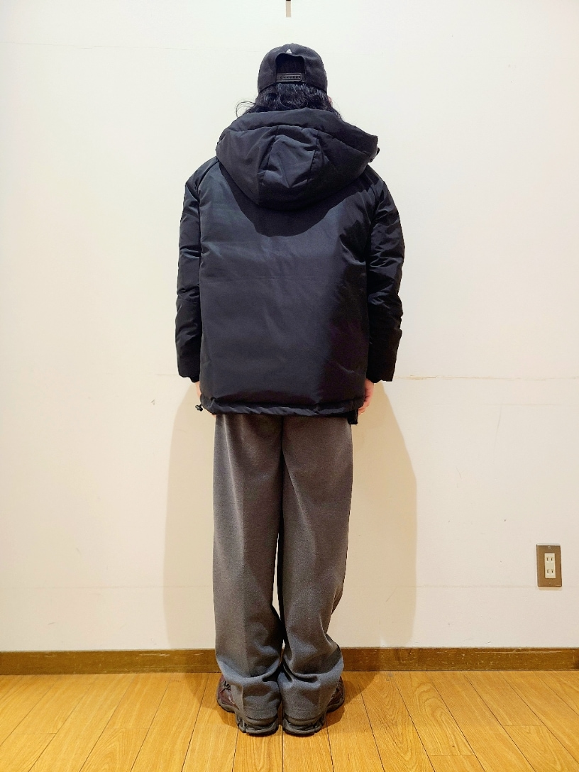 ブラック系のニット/セーター、ブラック系のダウンジャケット/コート、グレー系のその他パンツを着用したメンズの冬コーディネートの3枚目の写真