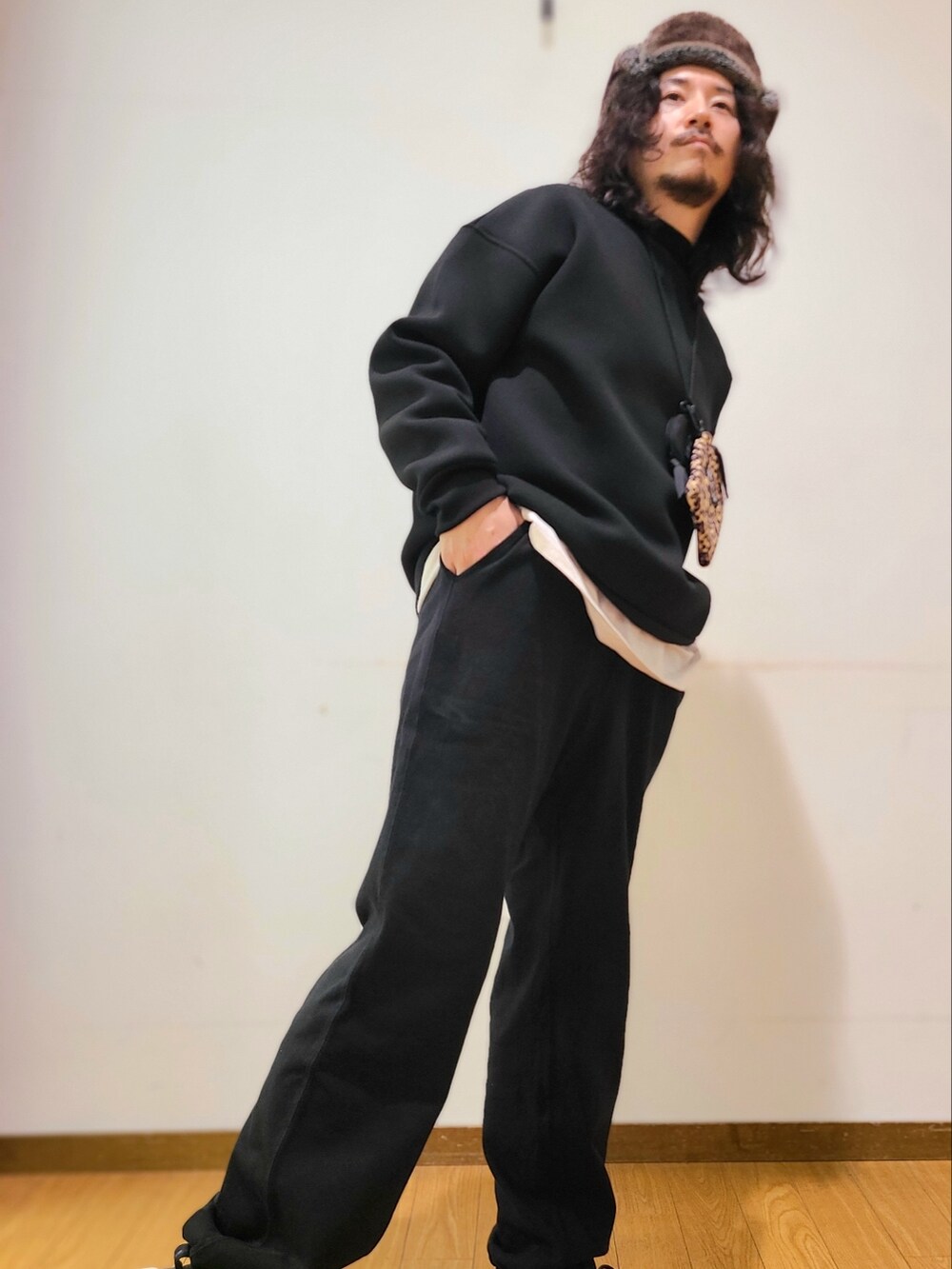ブラック系のスウェット、ブラック系のその他パンツ、その他のショルダーバッグを着用したメンズの秋コーディネートの5枚目の写真