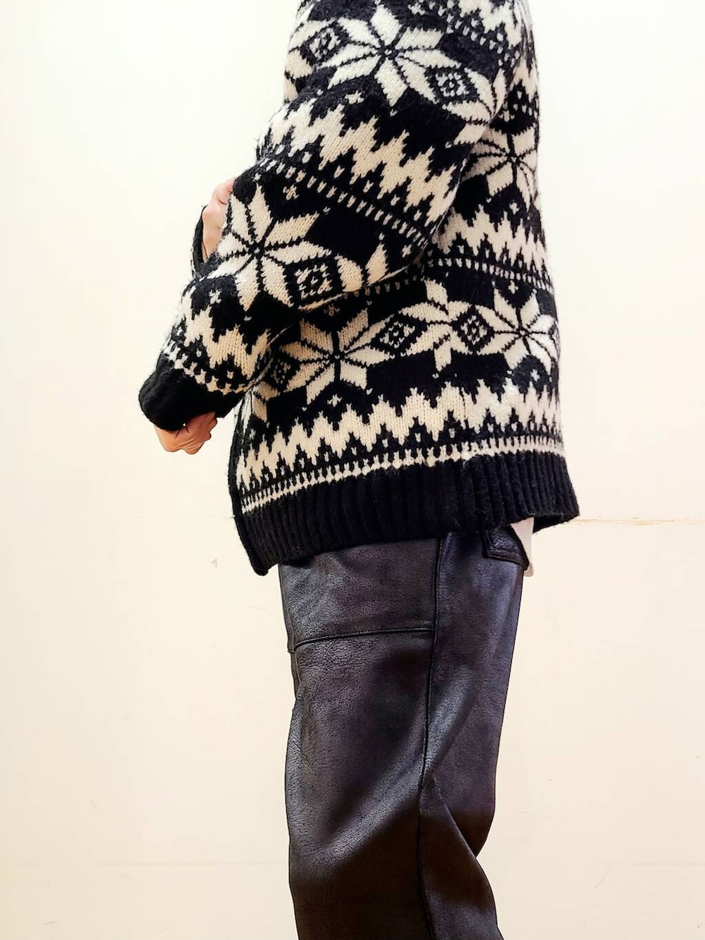 ブラック系のその他パンツ、ブラック系のスニーカー、ブラック系のニット/セーターを着用したメンズの冬コーディネートの8枚目の写真