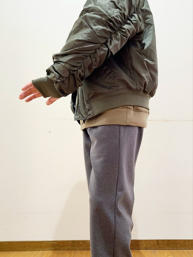 グリーン系のスウェット、グレー系のその他パンツ、ブラック系のキャップを着用したメンズの冬コーディネートの5枚目の写真