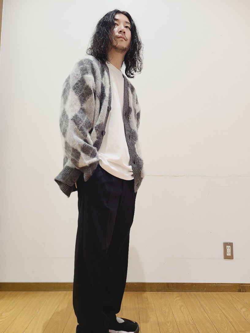 グレー系のニット/セーター、ホワイト系のTシャツ/カットソー、ブラック系のその他パンツを着用したメンズの秋コーディネートの8枚目の写真