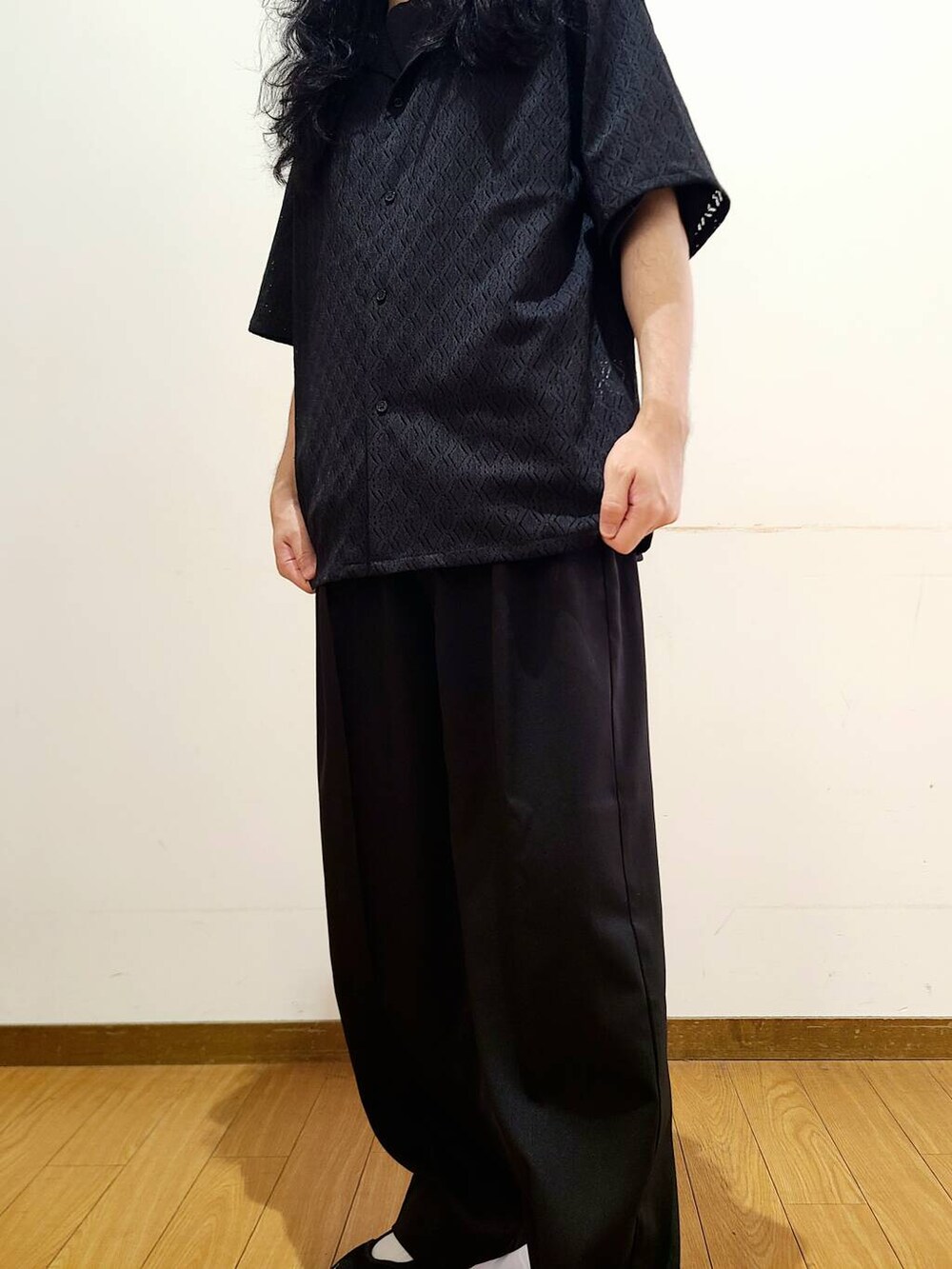 ブラック系のTシャツ/カットソー、ブラック系のその他パンツ、ブラック系のシャツ/ブラウスを着用したメンズの夏コーディネートの5枚目の写真