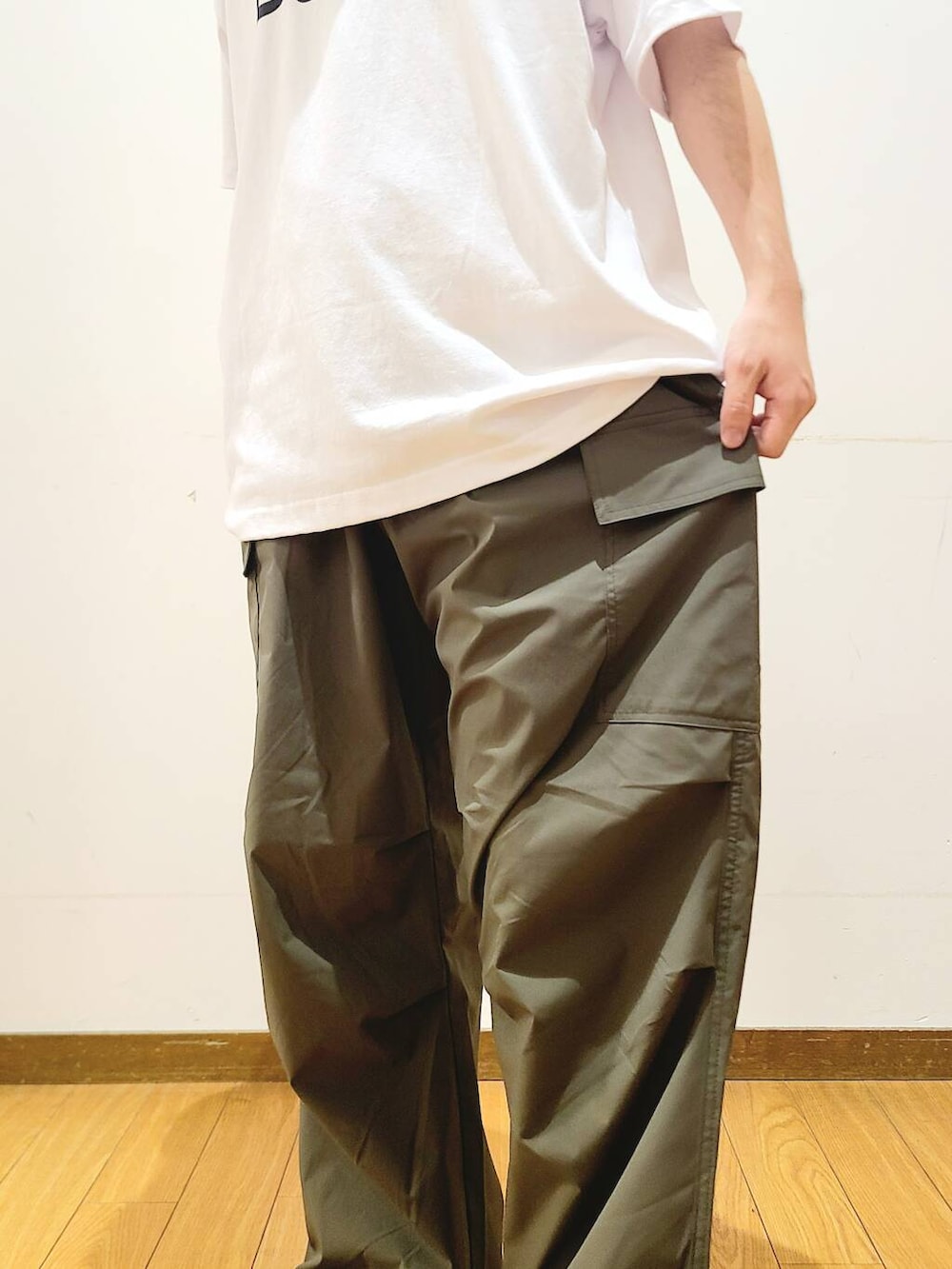 グリーン系のその他パンツ、ホワイト系のTシャツ/カットソー、ブラウン系のメガネを着用したメンズの夏コーディネートの6枚目の写真