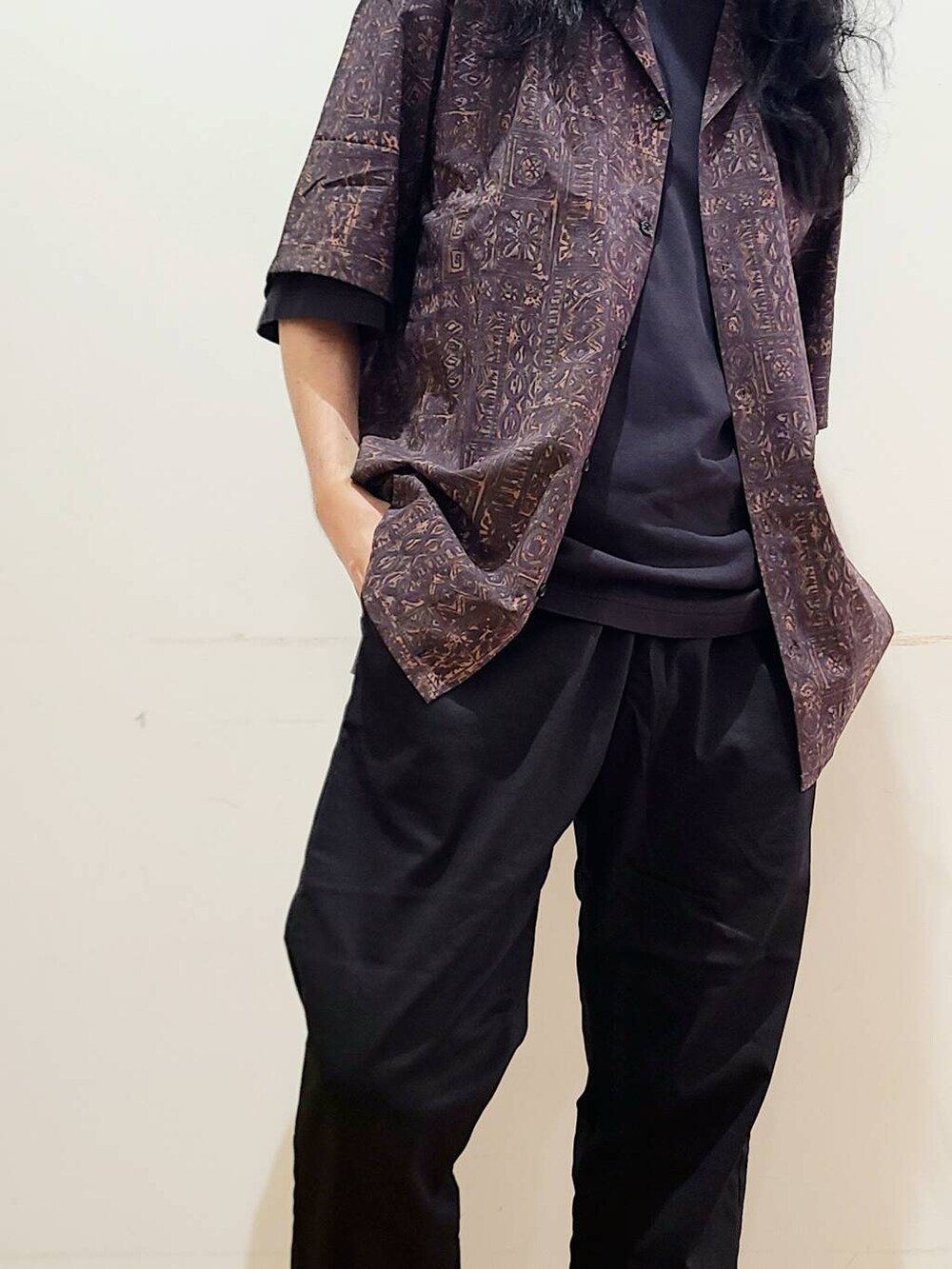 ブラック系のその他パンツ、ブラック系のTシャツ/カットソー、ブラウン系のシャツ/ブラウスを着用したメンズの夏コーディネートの6枚目の写真