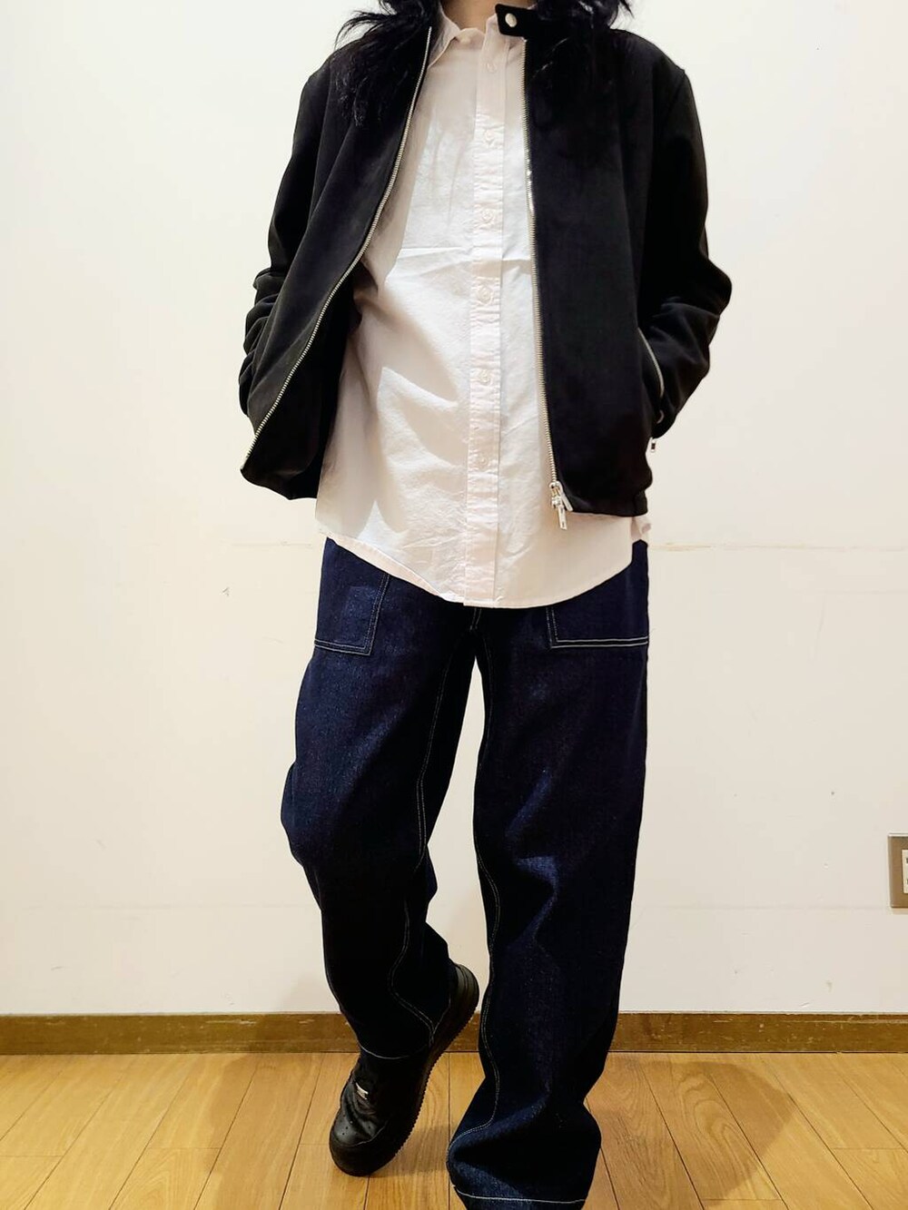 ホワイト系のシャツ/ブラウス、ブルー系のその他パンツを着用したメンズの冬コーディネートの5枚目の写真