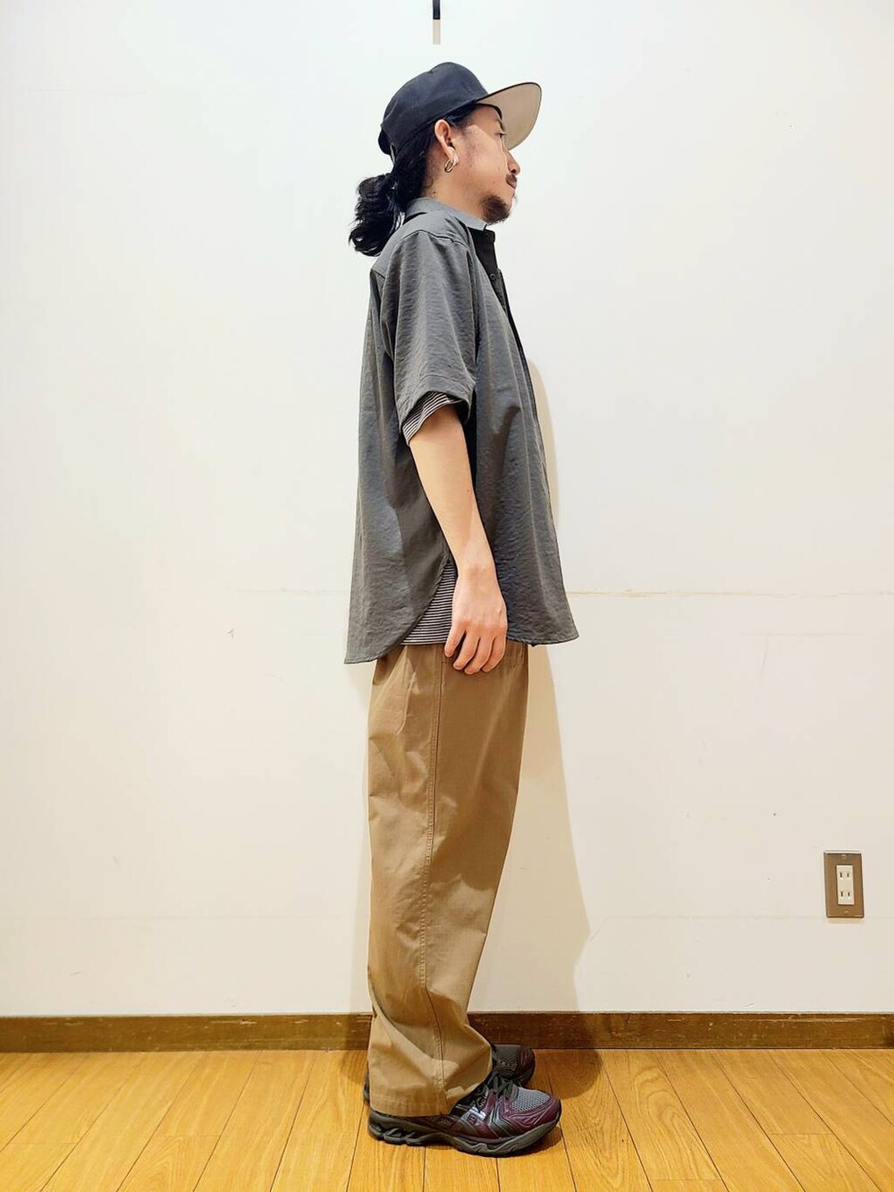 グリーン系のチノパンツ、その他のTシャツ/カットソー、グレー系のシャツ/ブラウスを着用したメンズの夏コーディネートの2枚目の写真